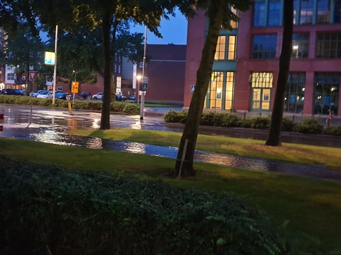 Wateroverlast in de Willem Ruyslaan in Rotterdam.