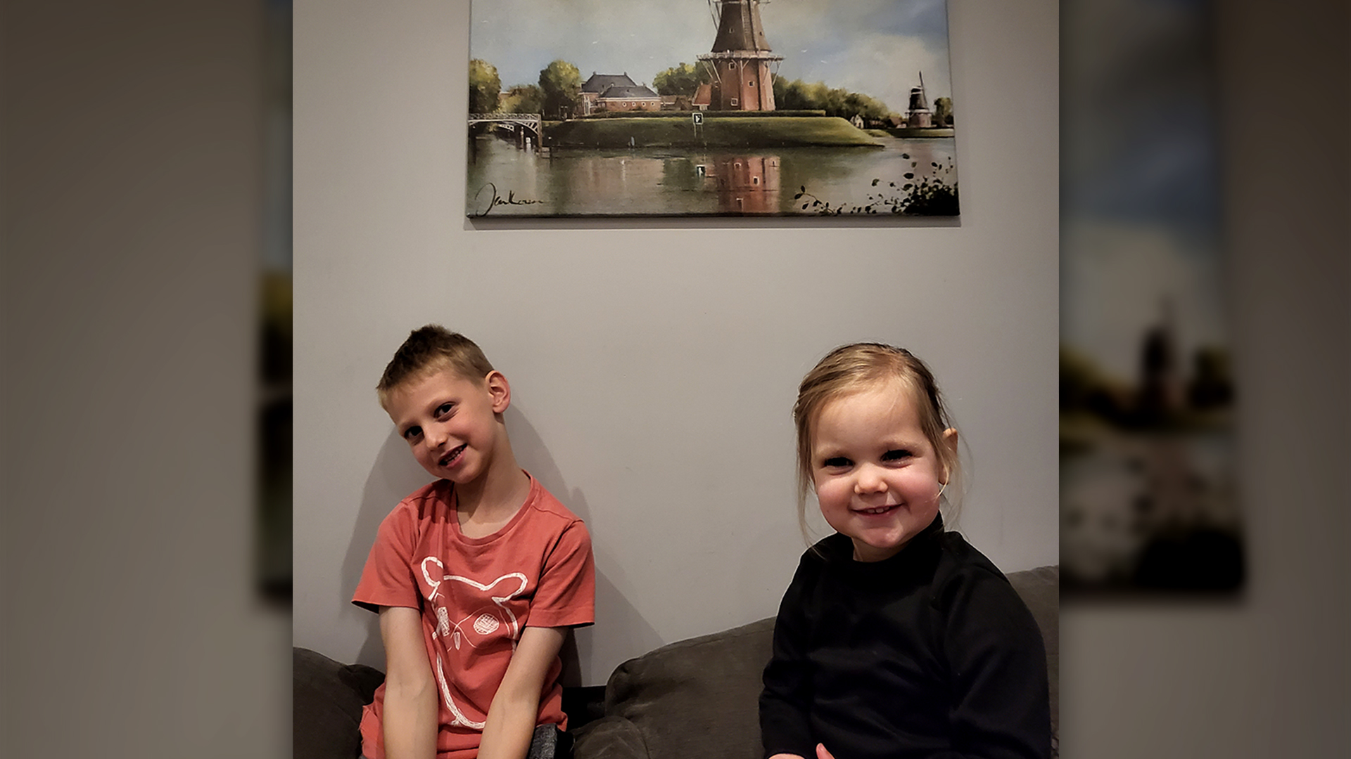 De kinderen met een foto van Dokkum op de achtergrond