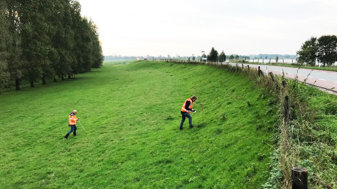 Dijkinspecteurs controleren Lekdijk op scheuren