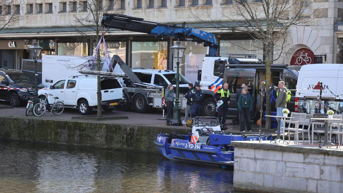 Het lichaam wordt uit het water gehaald