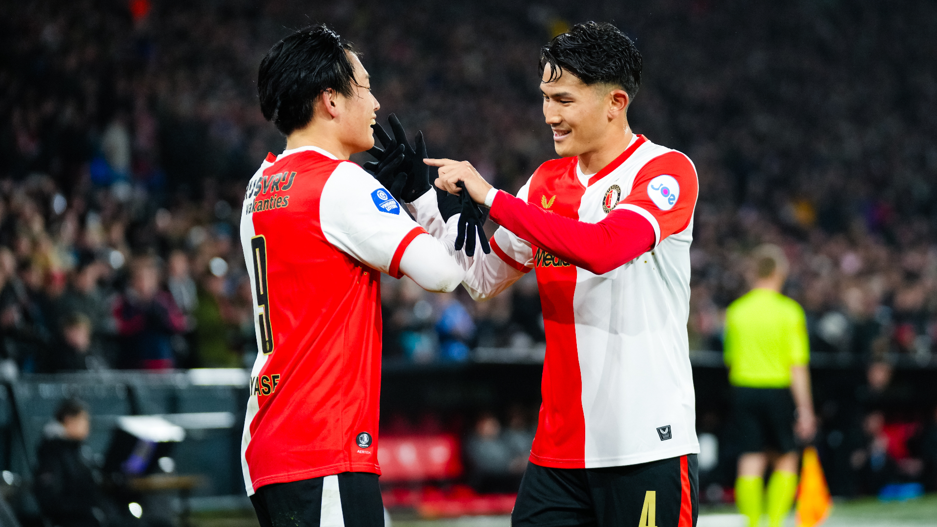 Watanabe en Ueda vieren de tweede treffer van laatstgenoemde tegen PEC Zwolle