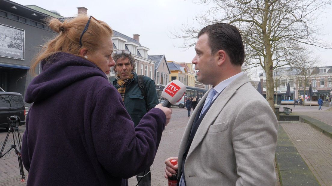 RTV Drenthe-verslaggever Margriet Benak in gesprek met Yehudi Moszkowicz (Rechten: RTV Drenthe)