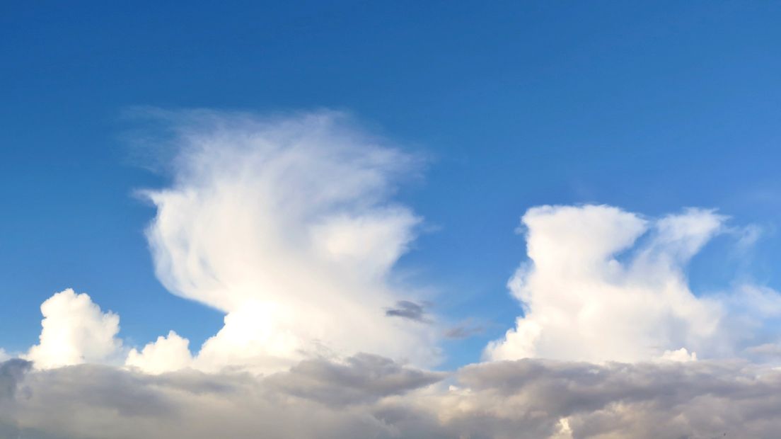 De ijskristalletjes in de wolkentoppen verraden een koude bovenlucht.