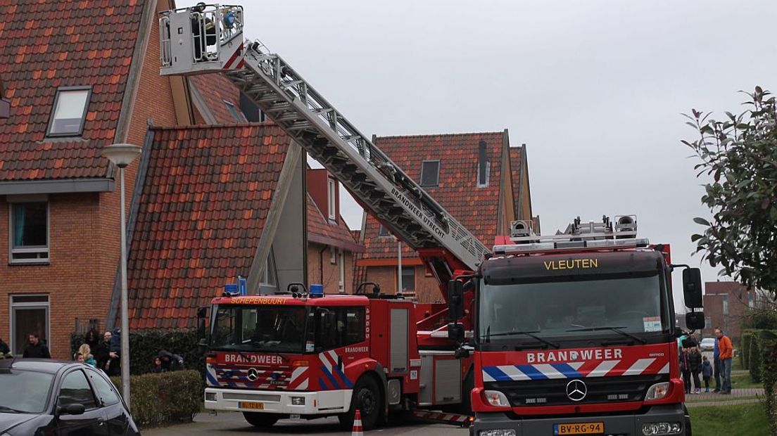 Vallende dakpannen in Vleuterweide.