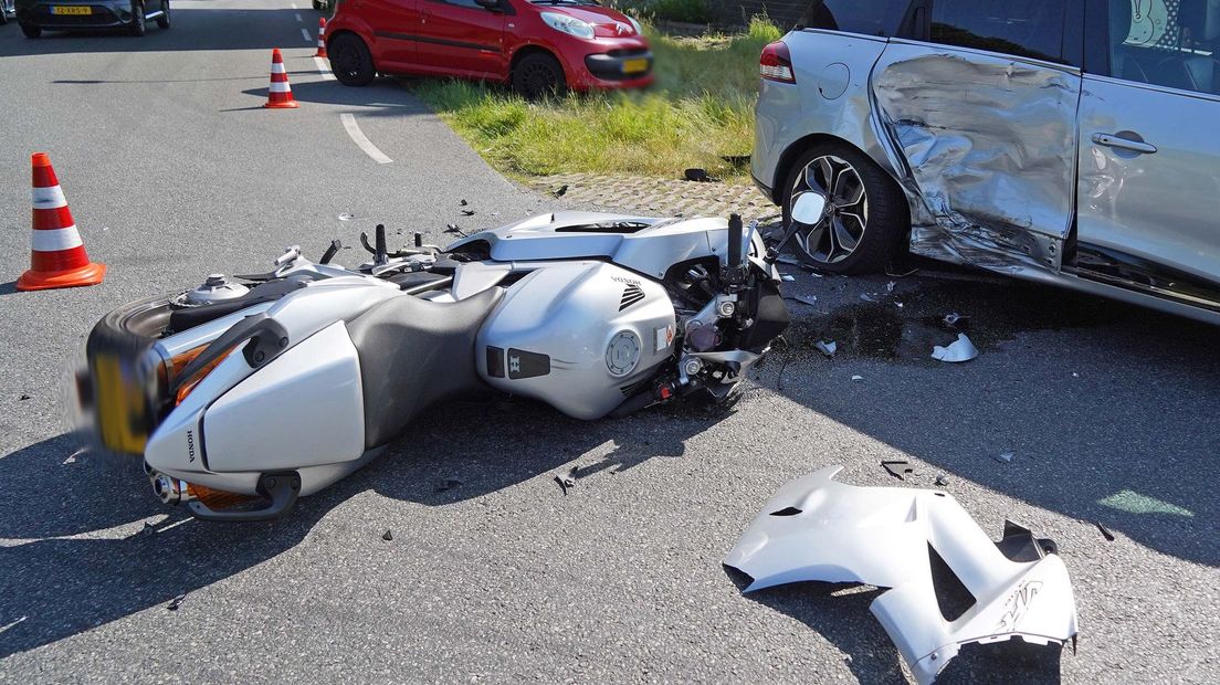 De auto en motor raakten zwaar beschadigd