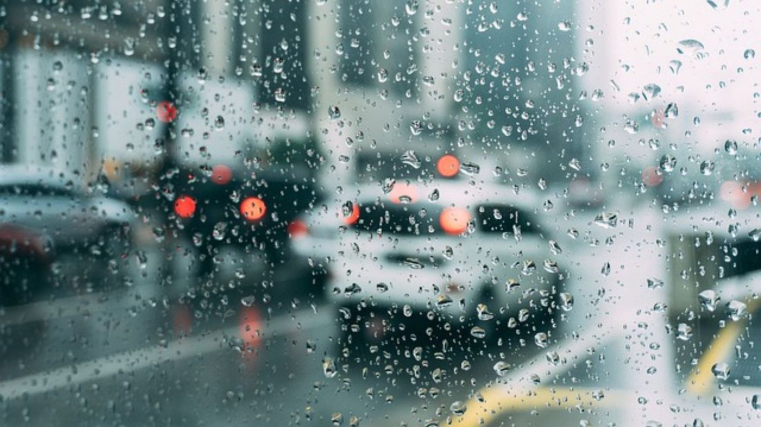 Auto in de regen