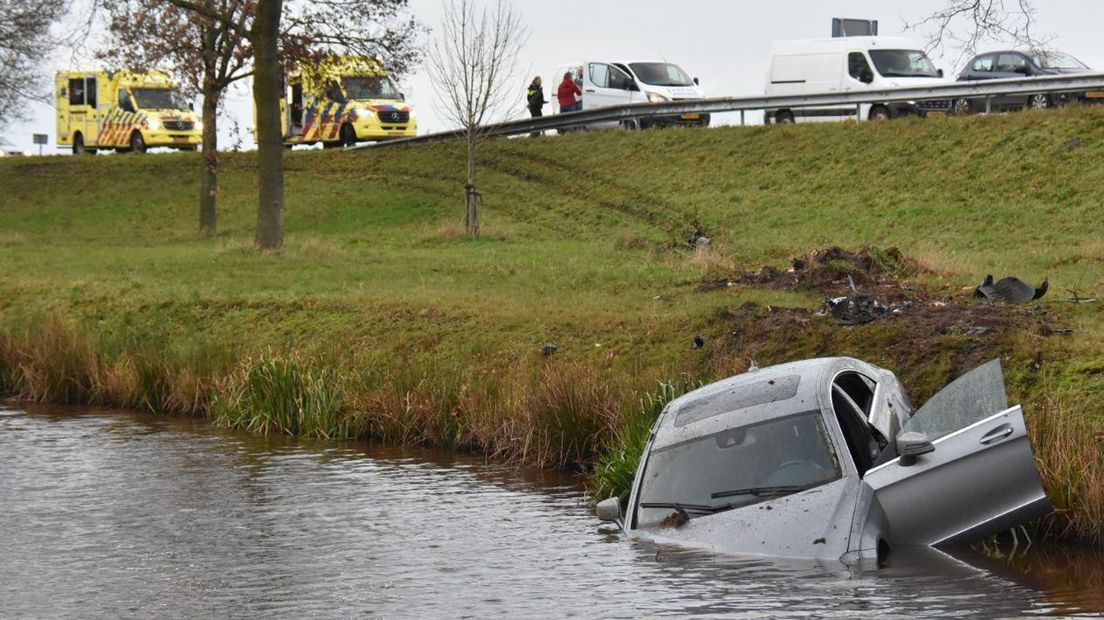 De auto raakte gedeeltelijk onder water