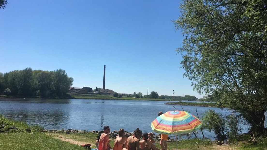 Voor de mensen die zondag een vrije dag hadden was het genieten. Met temperaturen tot 25,26 graden bij een strakblauwe hemel was het zondag 6 mei 2018 een zomerse dag. Gelderland geniet! In de tuin, bij het zwembad of met een ijsje. De foto's zeggen genoeg.