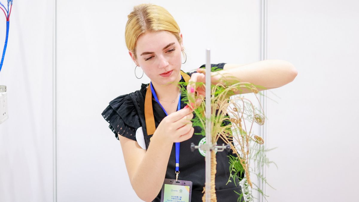 Melanie wint bloemsierwedstrijd in China: 'Kan het niet geloven'
