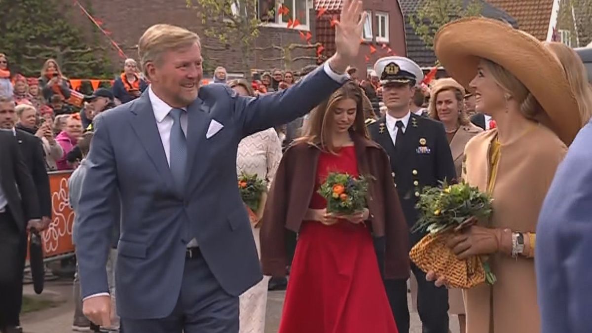 Koninklijke familie begroet door massa's mensen in Dokkum