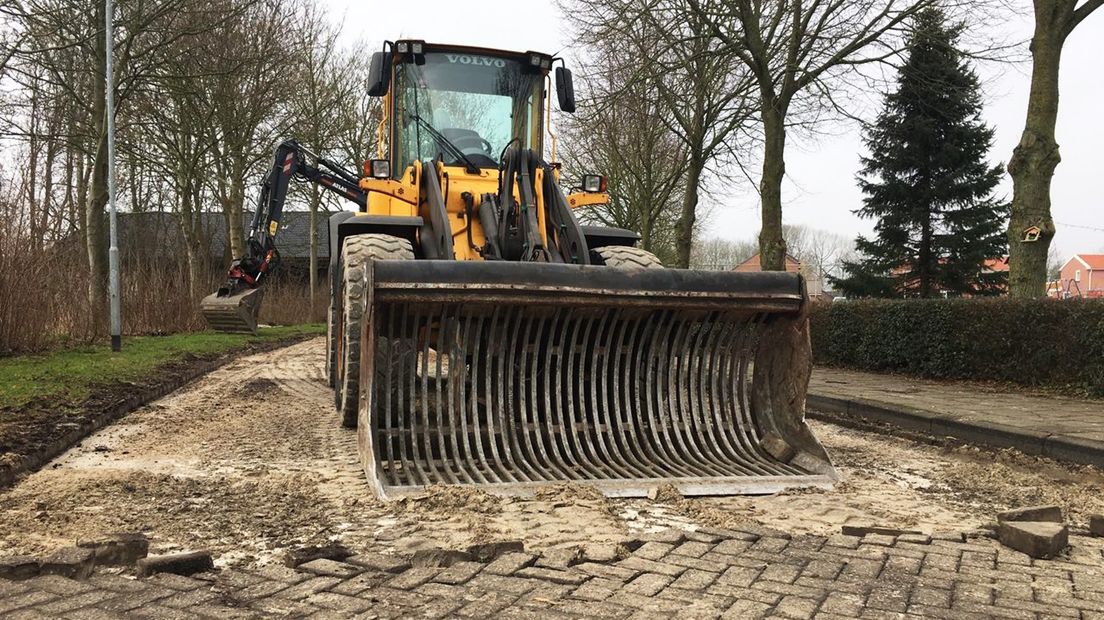 De zwaar beschadigde Abel Olsderweg in Termunten wordt met spoed gerepareerd