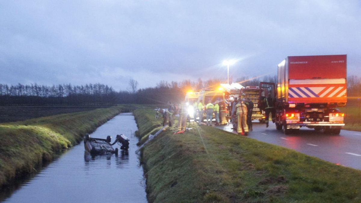 Auto op de kop in het water bij Barger-Compascuum