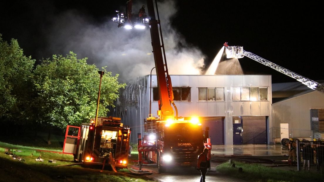Grote brand verwoest bedrijfspand in Sint Philipsland