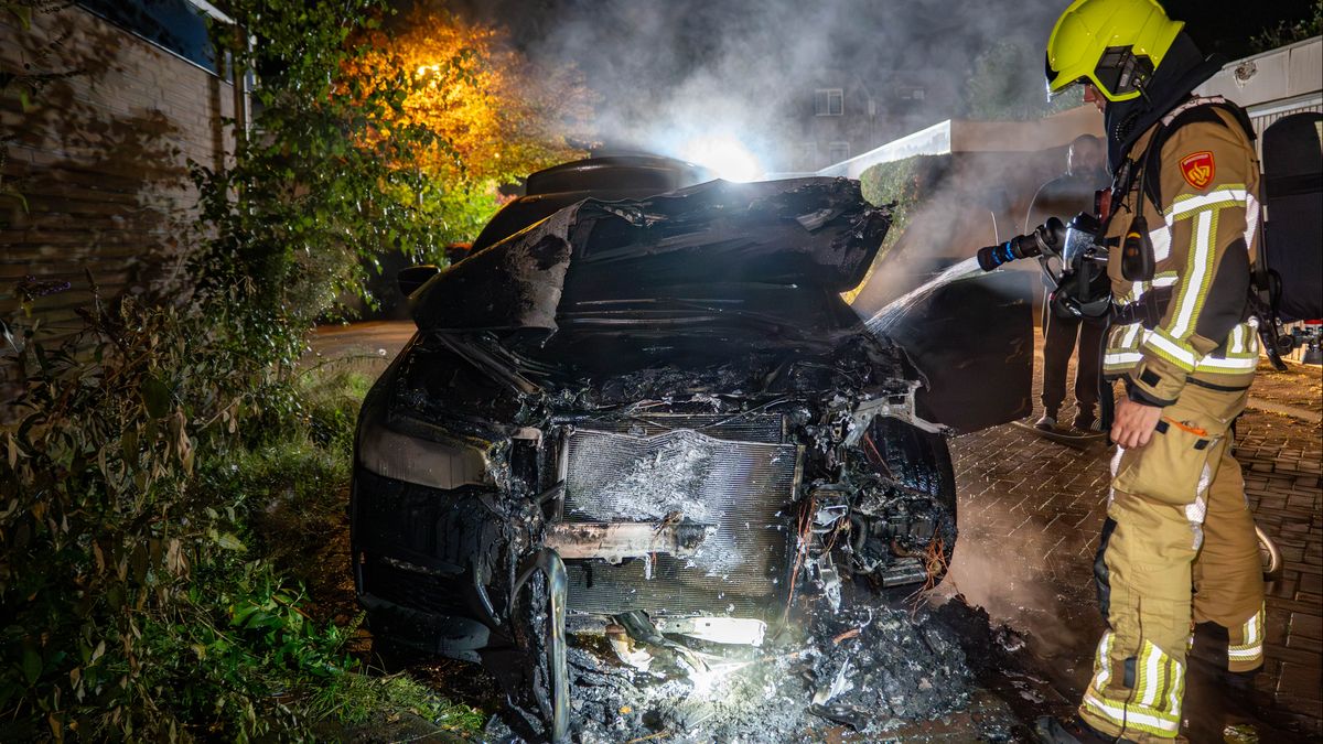 112 Nieuws: Fietser overleden | Weer brandende auto in Deventer