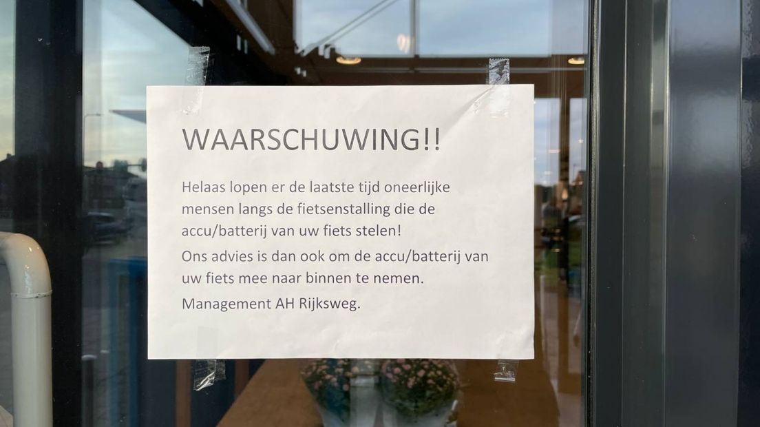 Het waarschuwingsbriefje op de deur van de supermarkt