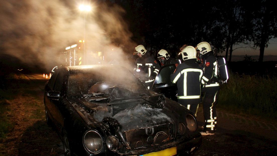 Brandweer blust brand in auto