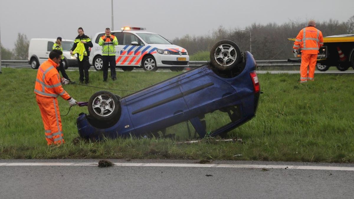 Auto op de kop naast A32 op knooppunt Lankhorst