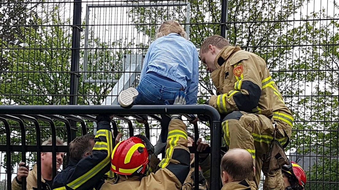 Meisje komt met knie vast te zitten in speeltoestel in Deurningen