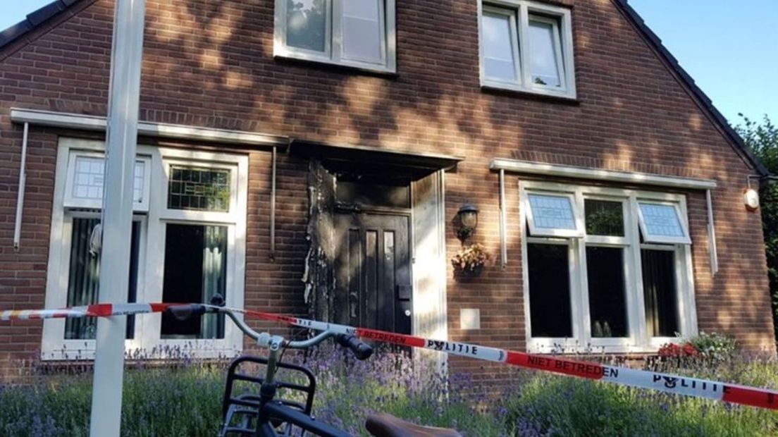 De schade aan de woning na eerdere brandstichting.