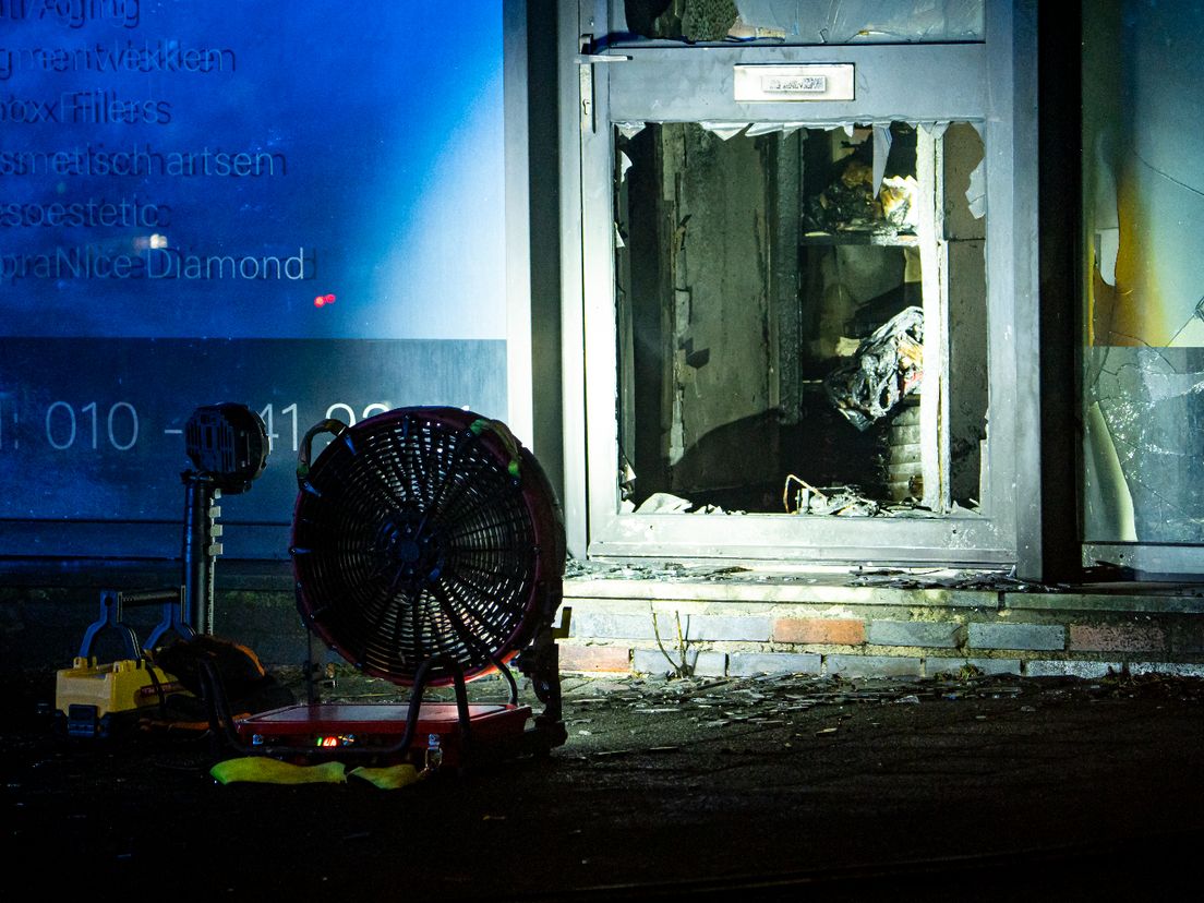 Door de explosie is de ruit gesprongen van de deur van de schoonheidssalon.