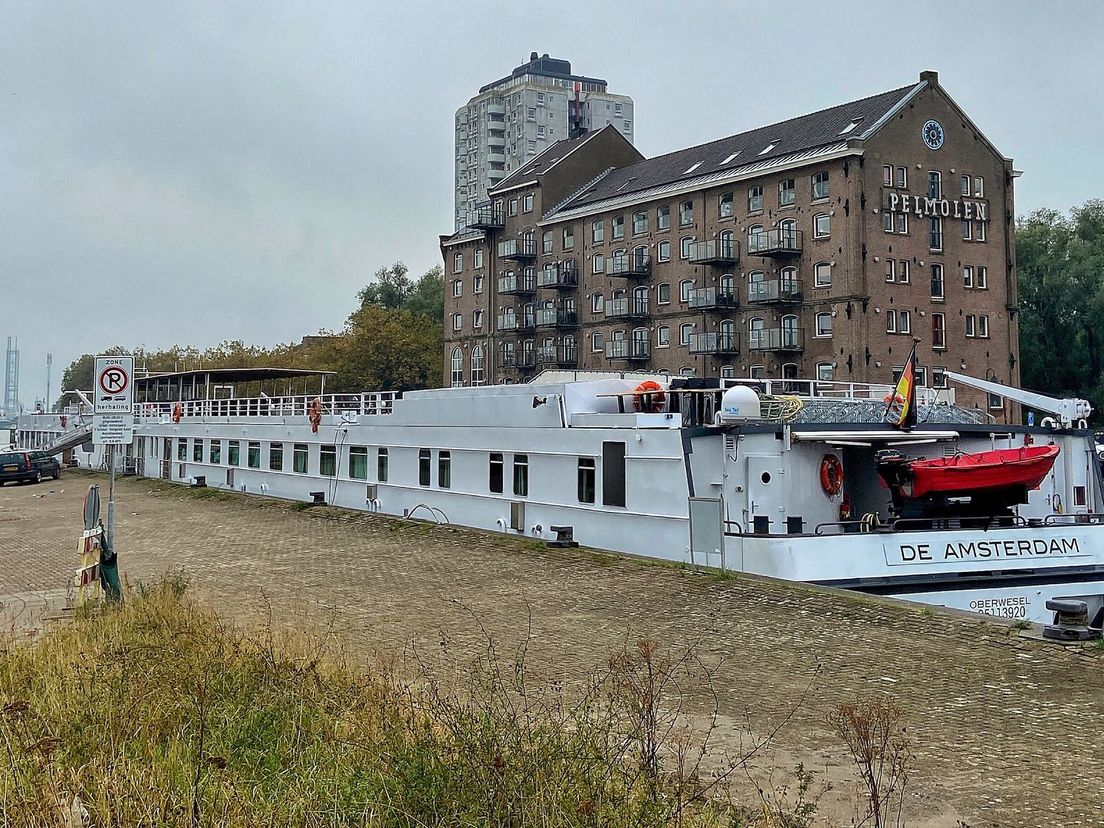 De asielboot in Vlaardingen waar ook vluchtelingen verblijven