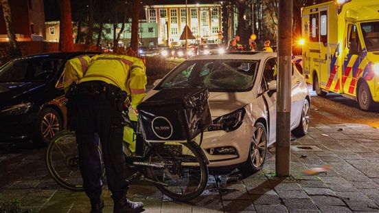 Auto belandt op zn kop in sloot | Fietser naar ziekenhuis na aanrijding. Auto belandt op zn kop in sloot | Fietser naar ziekenhuis na aanrijding.