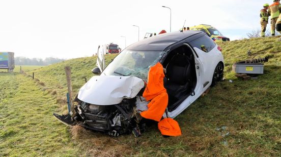Gewonde en ravage bij ernstig ongeval op dijk