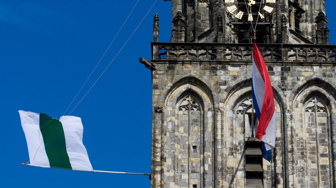 De vlag van de stad Groningen wappert op de Martinitoren