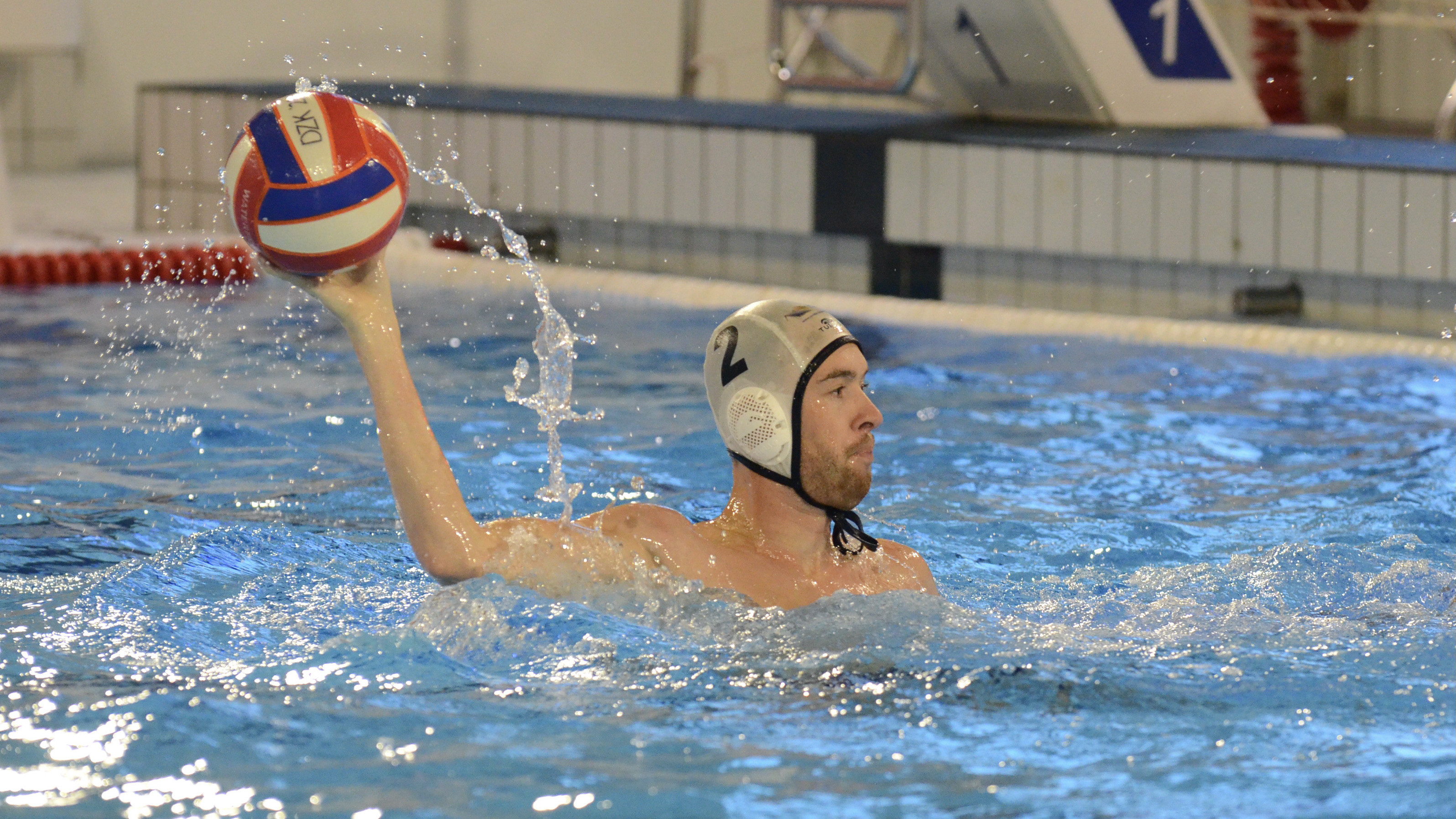 DZK al bijna zeker van titel na zege in topper