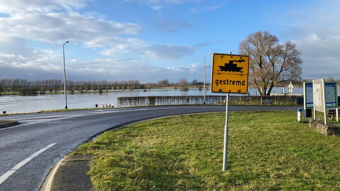 IJssel kruipt steeds verder omhoog: pontje bij Wijhe uit de vaart