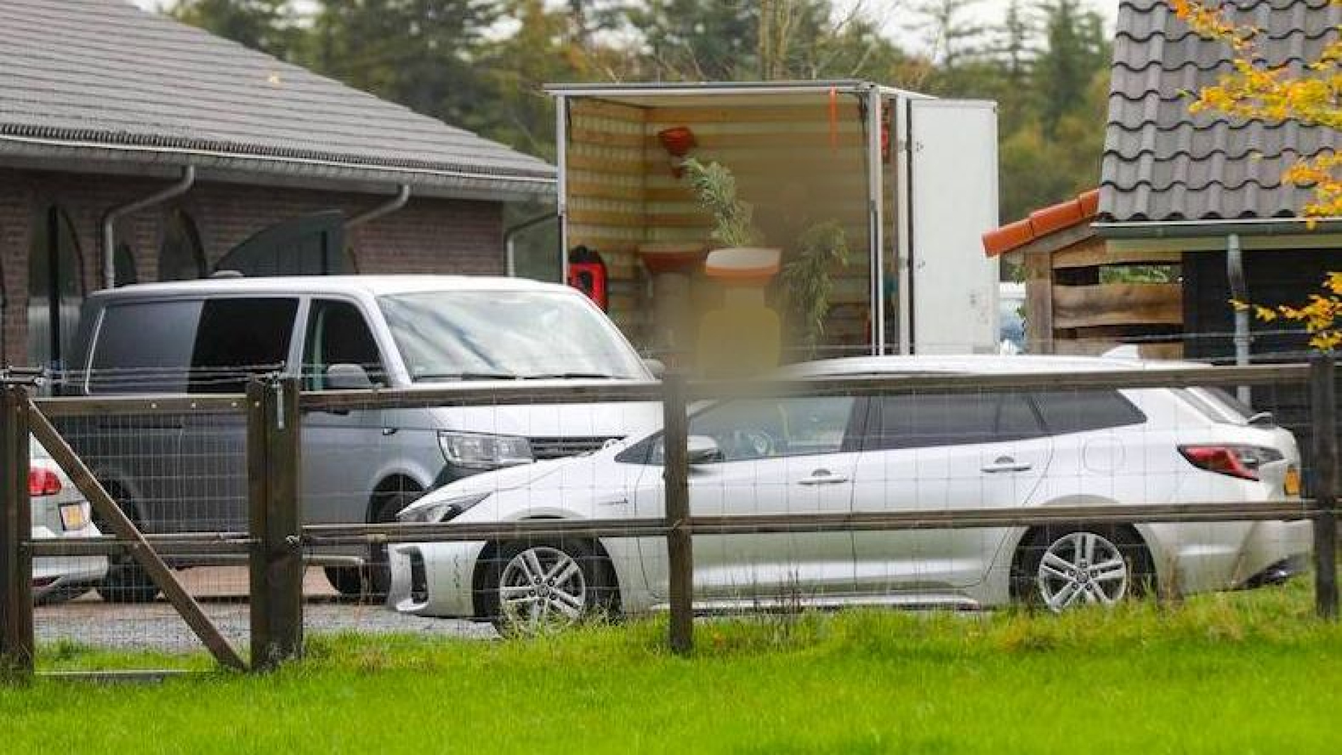 Ruim honderd verboden wapens in huis, tweede persoon aangehouden