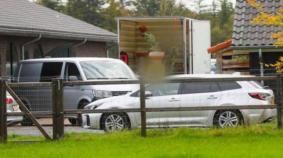 Ruim honderd verboden wapens in huis, tweede persoon aangehouden