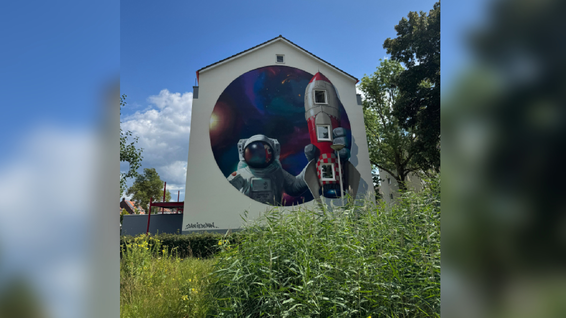 De mural op de buitenmuur van een woning aan de Jupiterstraat in Enschede