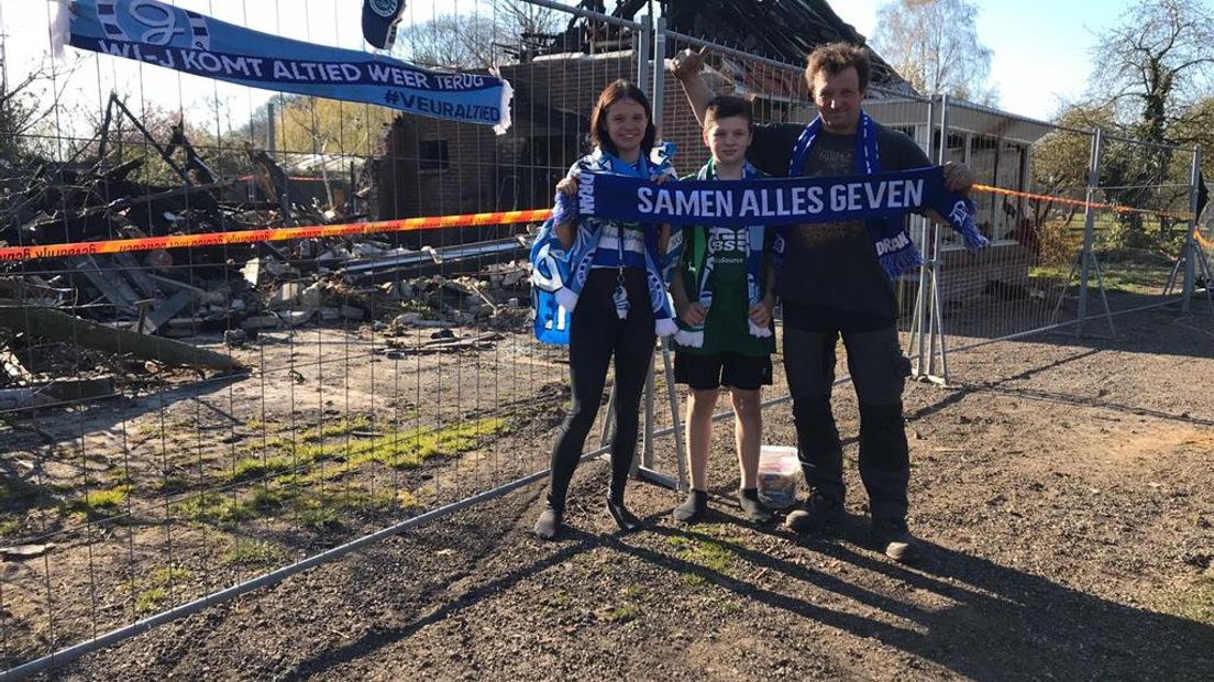Jelle Dammers met zijn kinderen voor het uitgebrande huis.