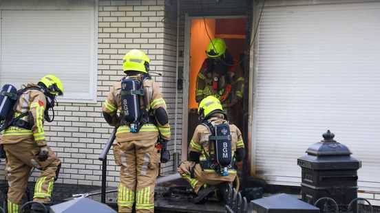 Brand bij voordeur van woning, vrouw schrikt wakker