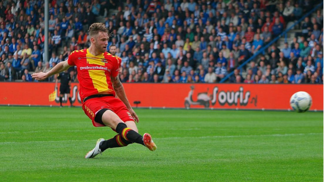 Leon de Kogel scoort tijdens De Graafschap - Go Ahead Eagles.