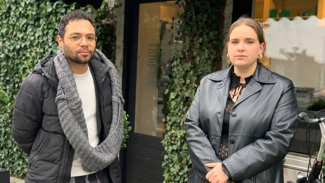 Terry Akins en Katharina Wimpissinger, die zouden optreden in de kapsalon van Nanouk in Enschede