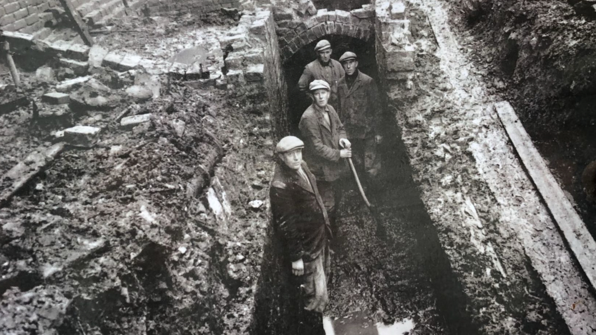 Een opgraving rond 1920 met het beroemde riool