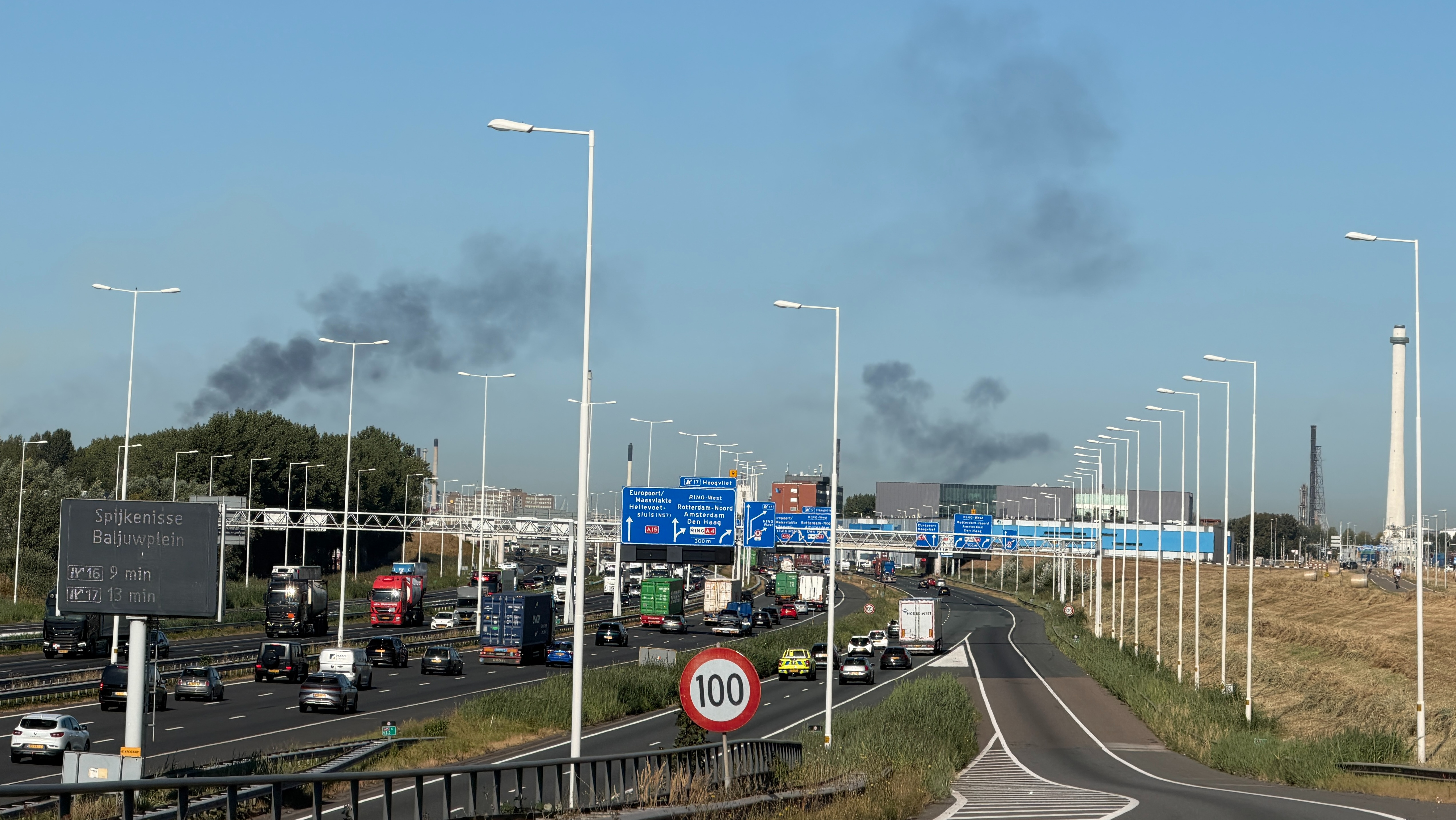 De rookwolken die vrijkwamen bij het affakkelen, waren in de wijde omgeving te zien.