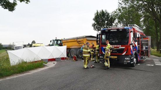 Automobiliste uit Zaltbommel overlijdt na botsing met trekker. Automobiliste uit Zaltbommel overlijdt na botsing met trekker.