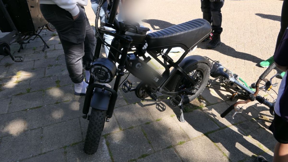 112 Nieuws: Motor botst op auto in Ommen, twee gewonden | Ongeluk met ambulance in Kampen, N50 afges