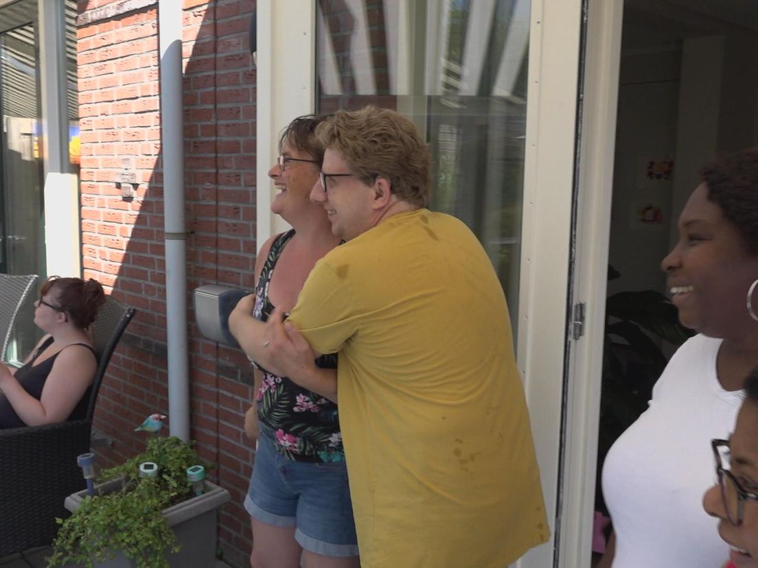 De bewoners zijn blij met de trampoline