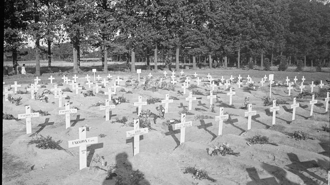 Airborne begraafplaats 1945 (Gelders Archief)