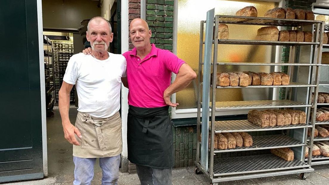 Jack van Roon met zijn vader die bijspringt in de bakkerij