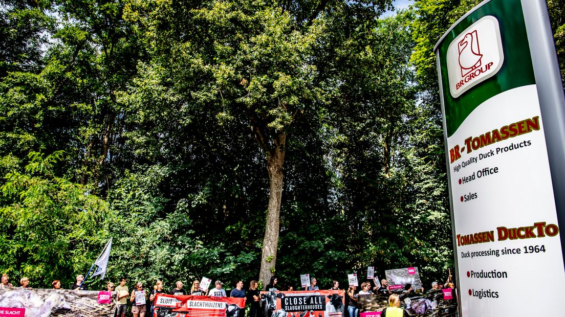 Aanzicht van de eendenslachterij in Ermelo, waar vaker is geprotesteerd.