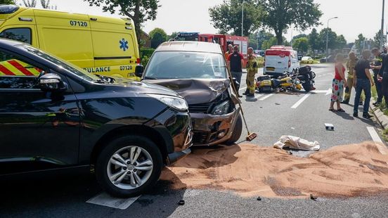 Motorrijders gewond bij ernstig ongeluk, automobilist aangehouden. Motorrijders gewond bij ernstig ongeluk, automobilist aangehouden.