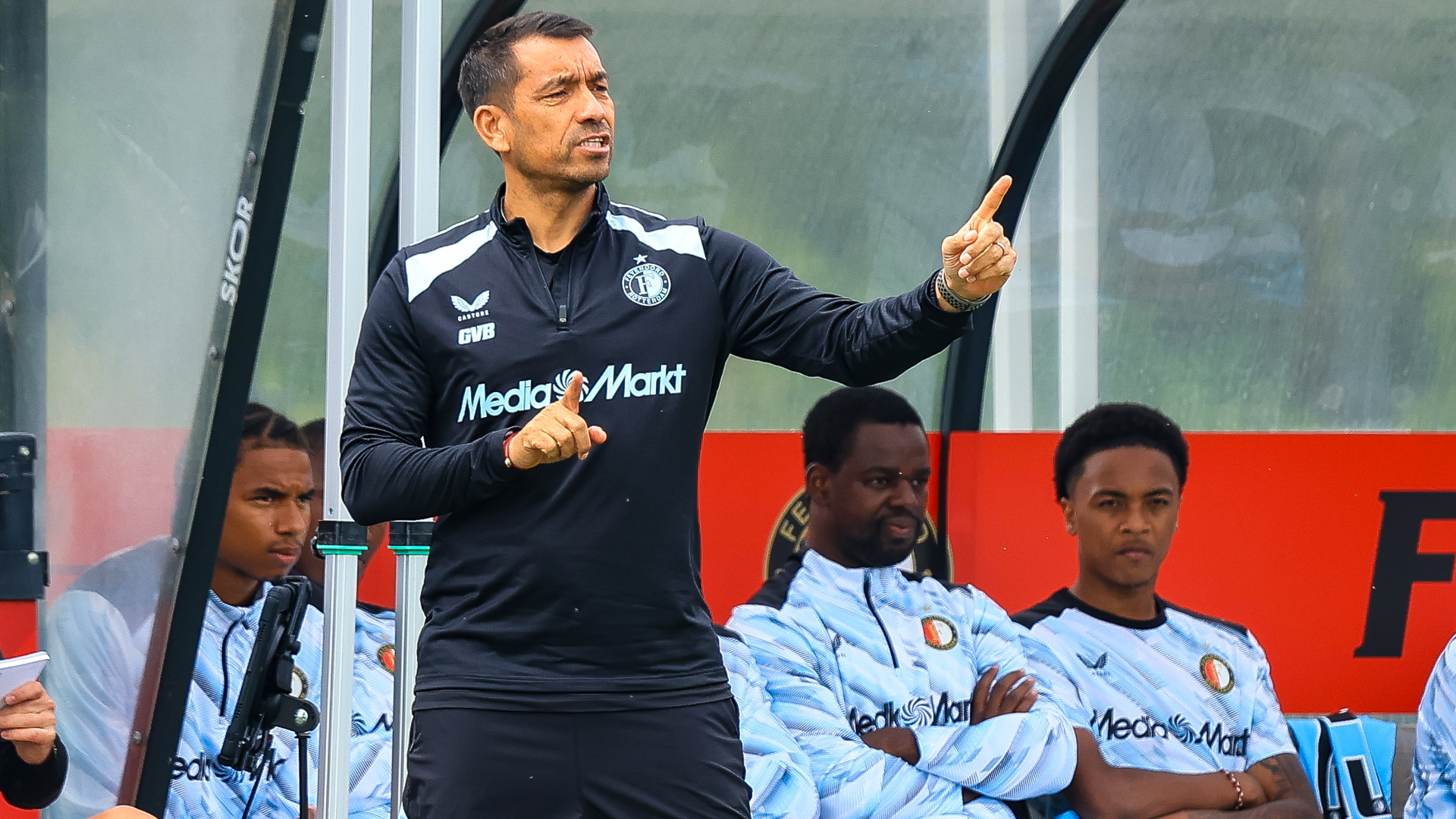 Giovanni van Bronckhorst coacht zijn ploeg in aanloop naar het seizoen