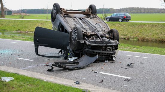 Auto op de kop na botsing met boom in Hoogersmilde. Auto op de kop na botsing met boom in Hoogersmilde.