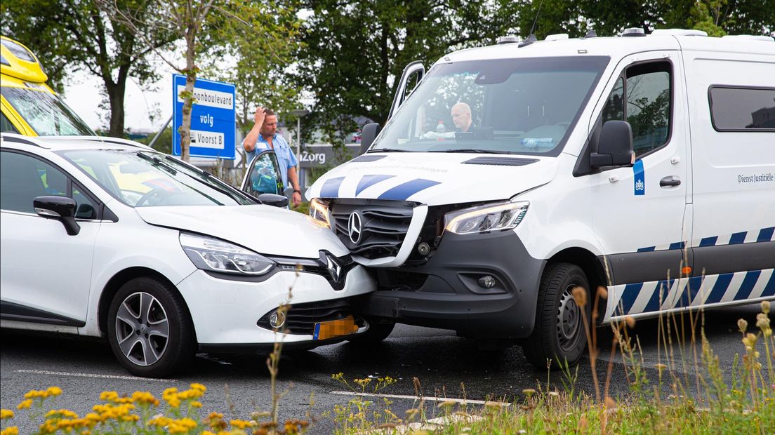 Gewonde bij aanrijding tussen auto en bus Dienst Justitiële Inrichtingen in Zwolle