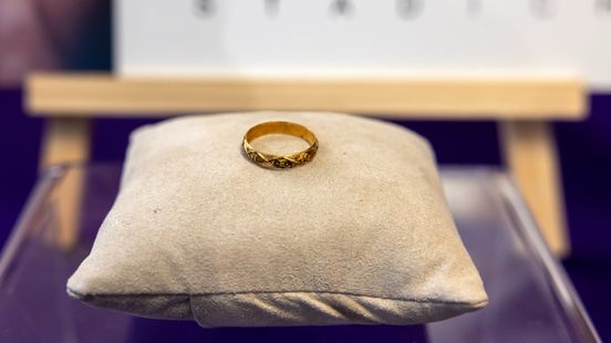 Archeoloog Mignonne vindt gouden ring van 600 jaar oud: 'Moet nog even mijn ontslag indienen' Home